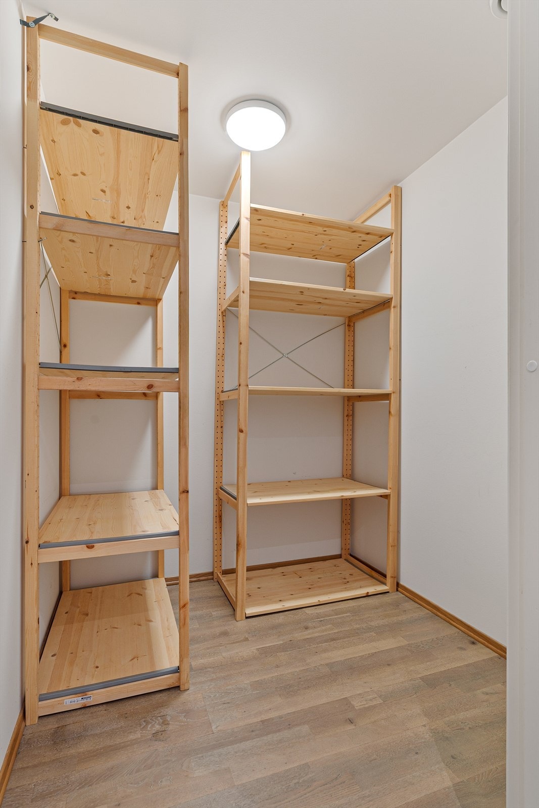 Innvendig bod, hyller medfølger i handelen Galleribilde