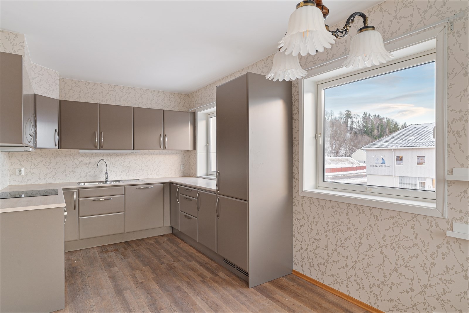 Kjøkkeninnredning med over- og benkeskap. Folierte skrog med slette fronter og laminert benkeplate. Integrerte hvitevarer er kombiskap(kjøl/frys), oppvaskmaskin, komfyr og platetopp. Galleribilde