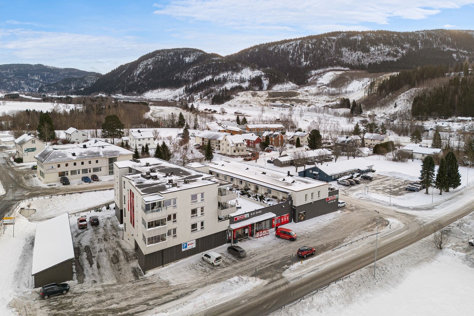 Leiligheten ligger som en del av Sameiet Hegramo Torg som består av næringsdel i første etasje og leiligheter samt fellesareal resterende Galleribilde
