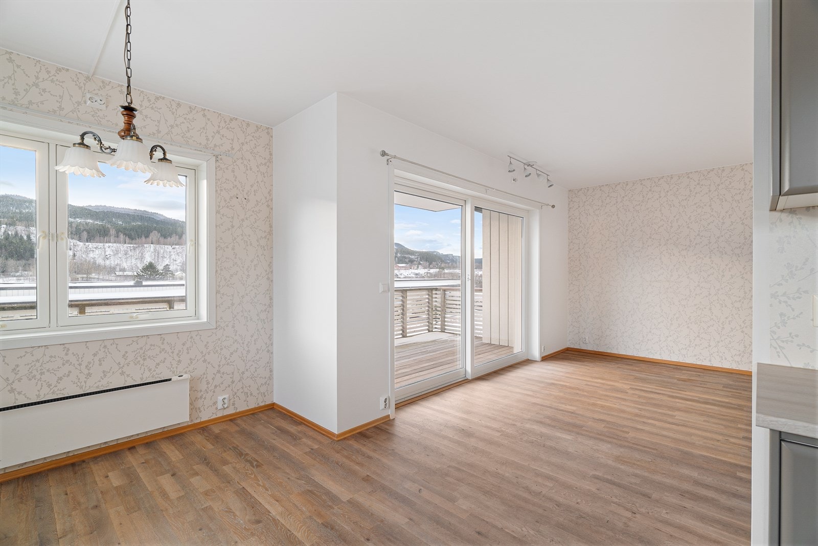 Innvendig er overflater nylig behandlet og malt i flere rom Galleribilde