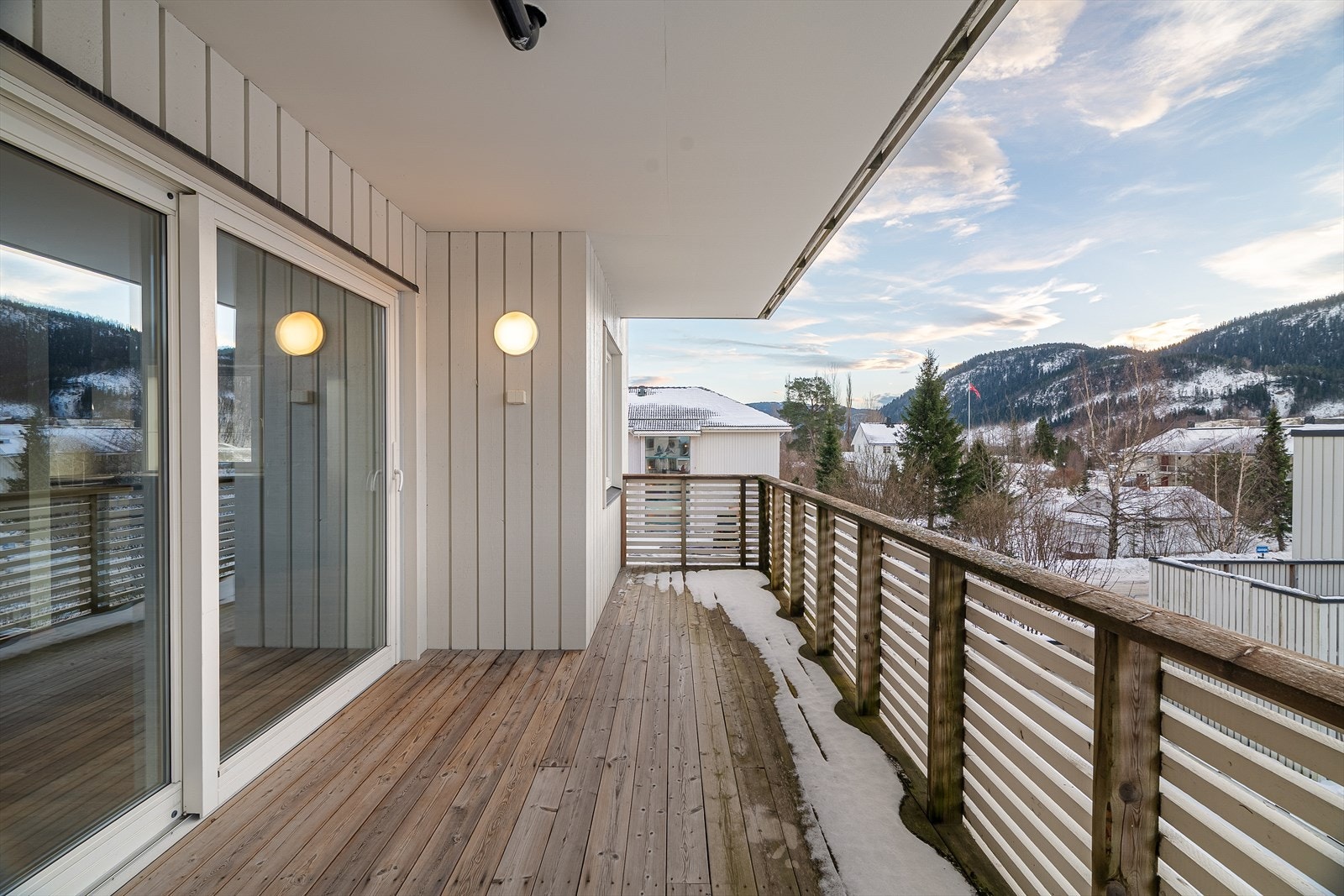 Fra verandaen kan man nyte både sol og utsikt - I tillegg kort vei til romslig felles takterrasse i sameiet Galleribilde