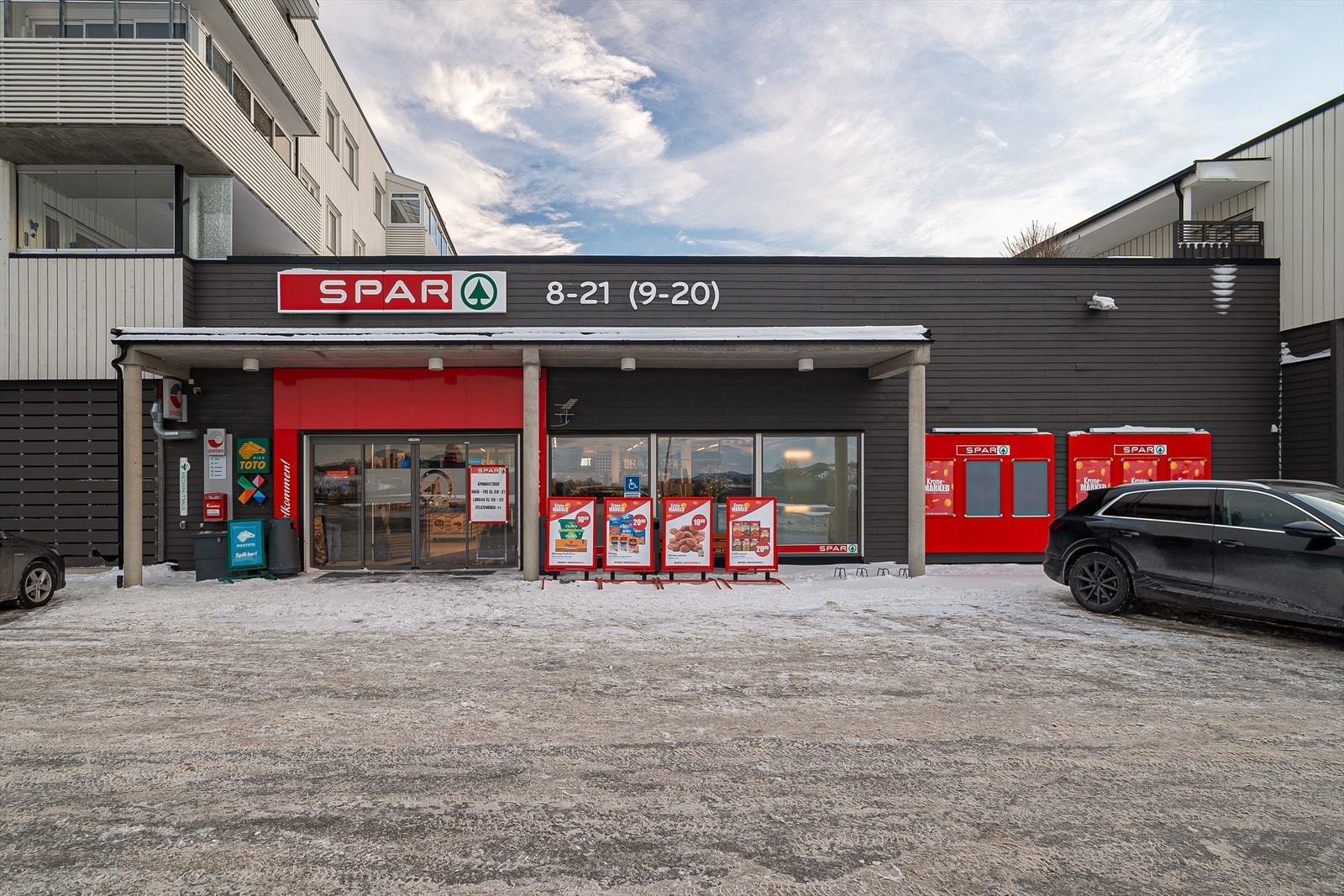 Her har du tøffelavstand til butikken hvor Spar ligger i byggets 1. etasje med både dagligvare og post-i-butikk Galleribilde