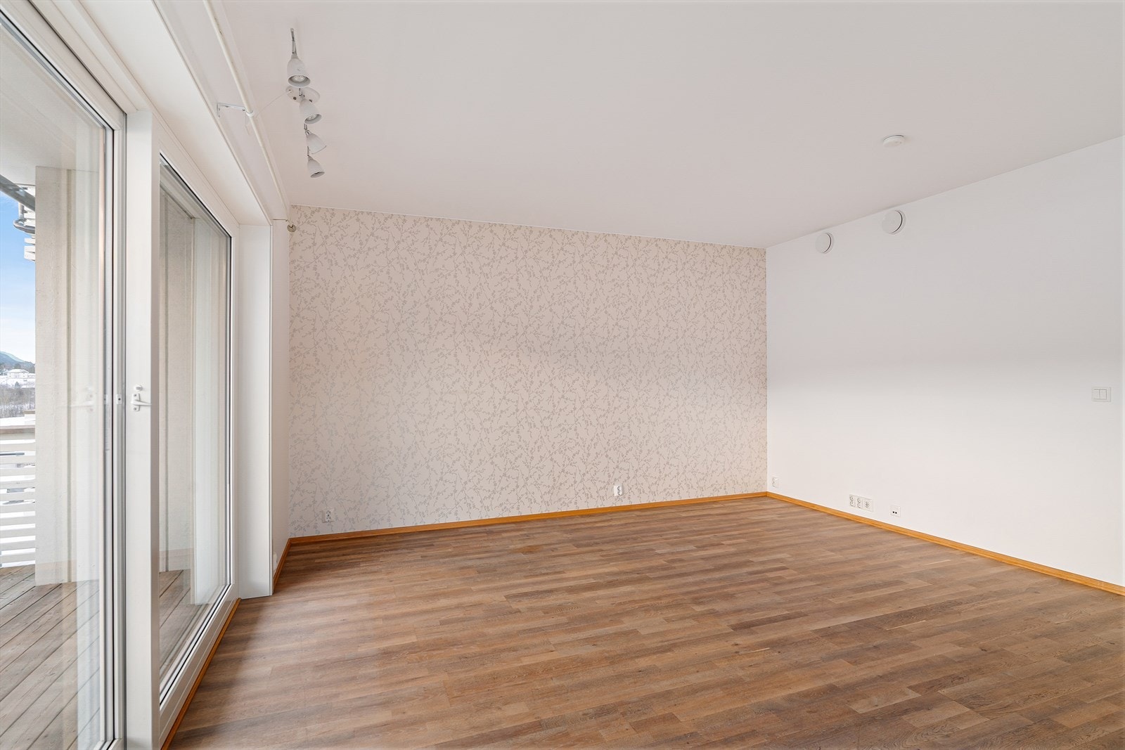 Stuen er åpen og romslig og er enkel å møblere Galleribilde