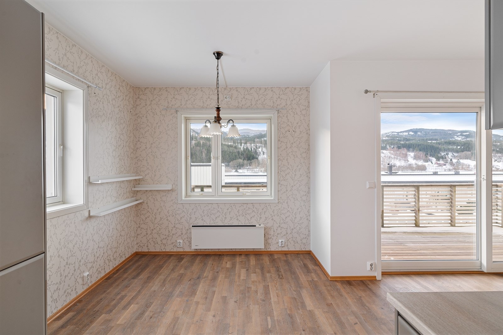 God plass til spisestue ved kjøkkenet Galleribilde