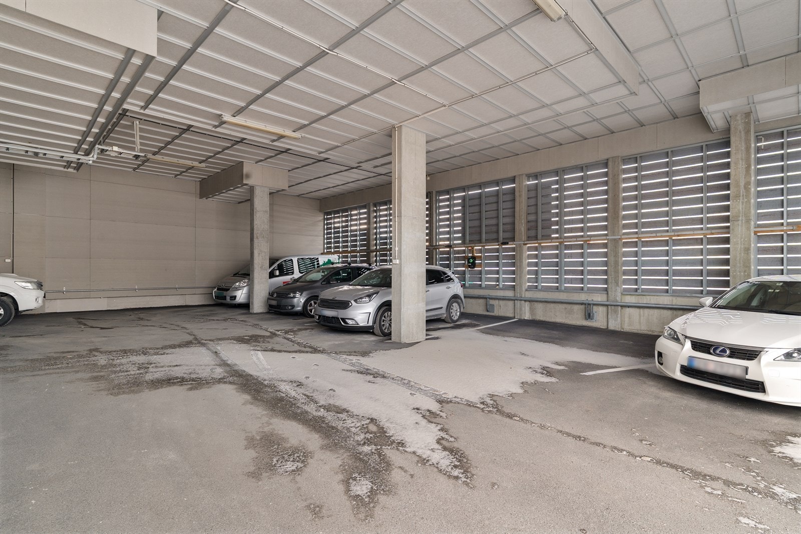 Leiligheten har parkeringsplass på bakkeplan i sameiets garasjeanlegg Galleribilde