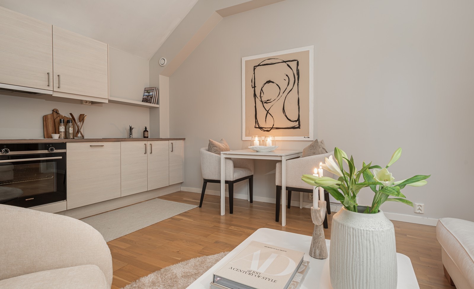 God takhøyde og store vindusflater skaper en lys og luftig atmosfære Galleribilde