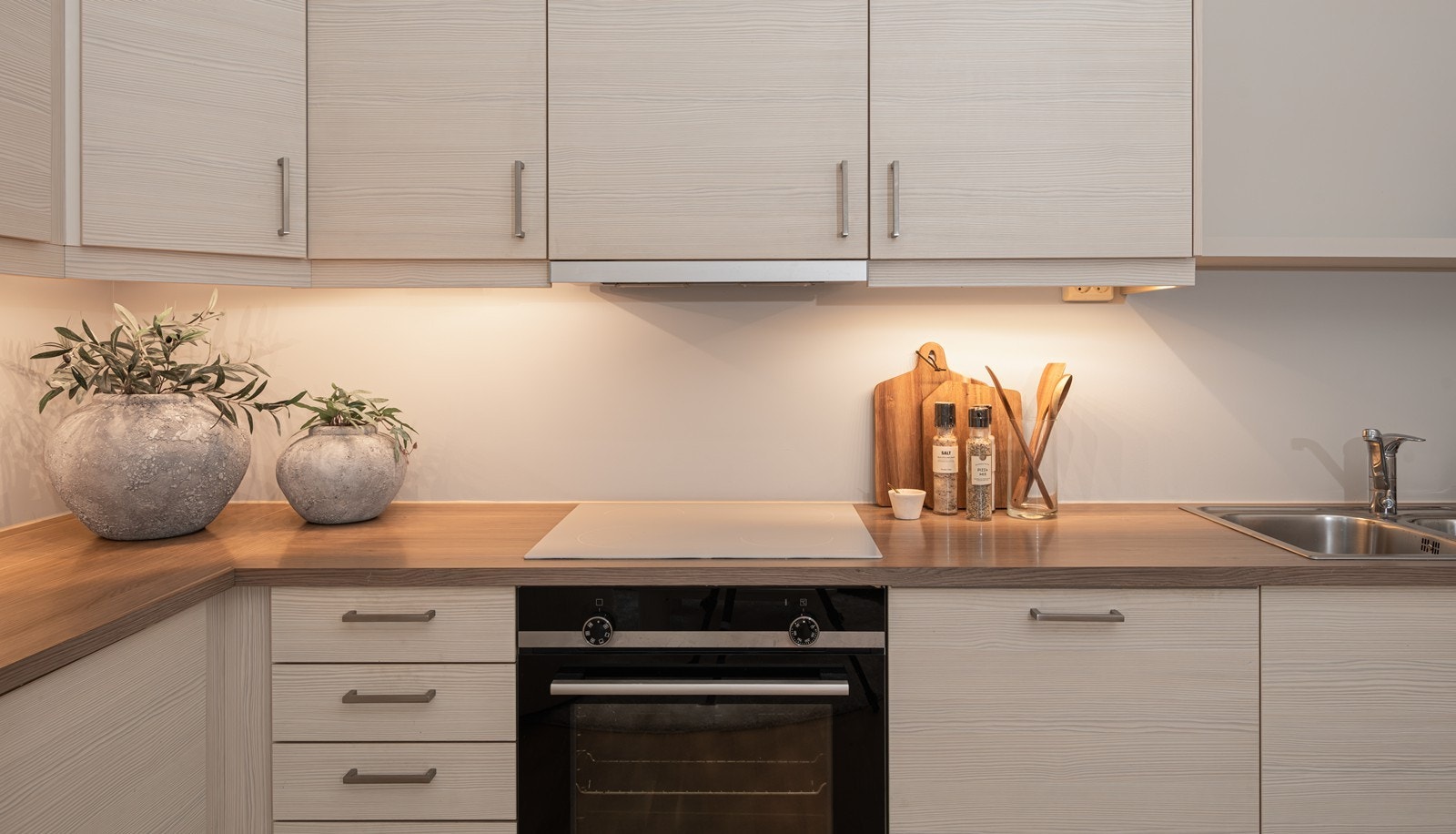 Det er integrert kjøl/fryseskap, oppvaskmaskin, platetopp og stekeovn Galleribilde