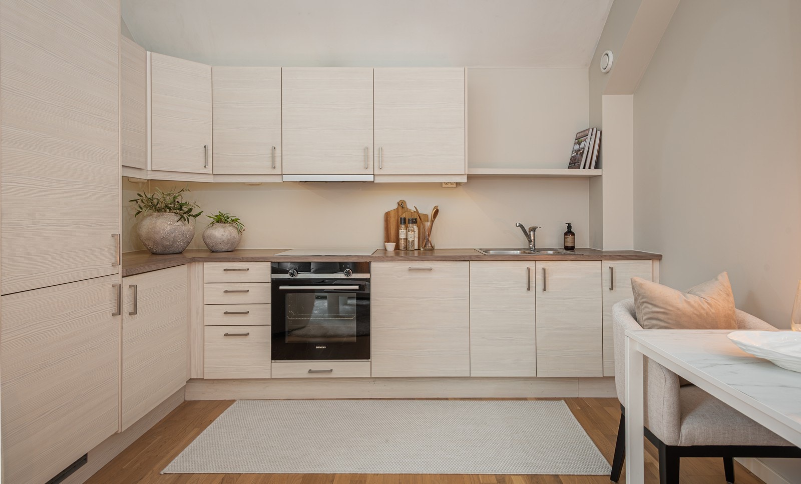 Her er det godt med benk- og skapplass Galleribilde