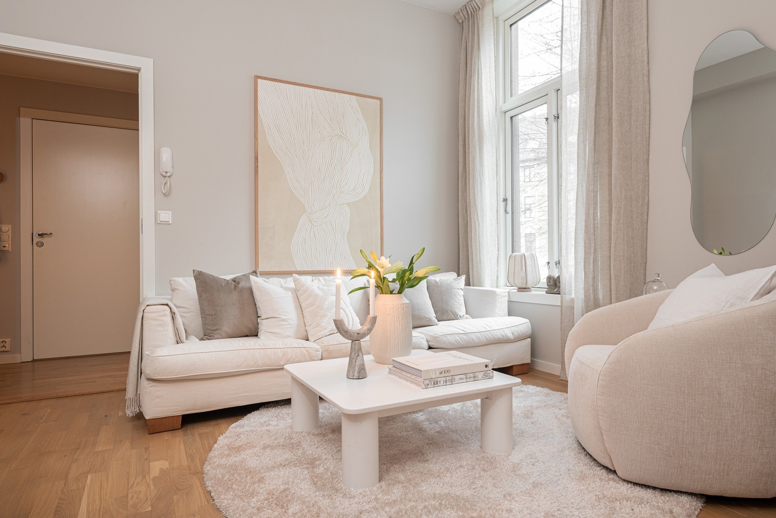 Gulvet er lagt med parkett og veggene er malt i en nøytral og tidsriktig farge Galleribilde