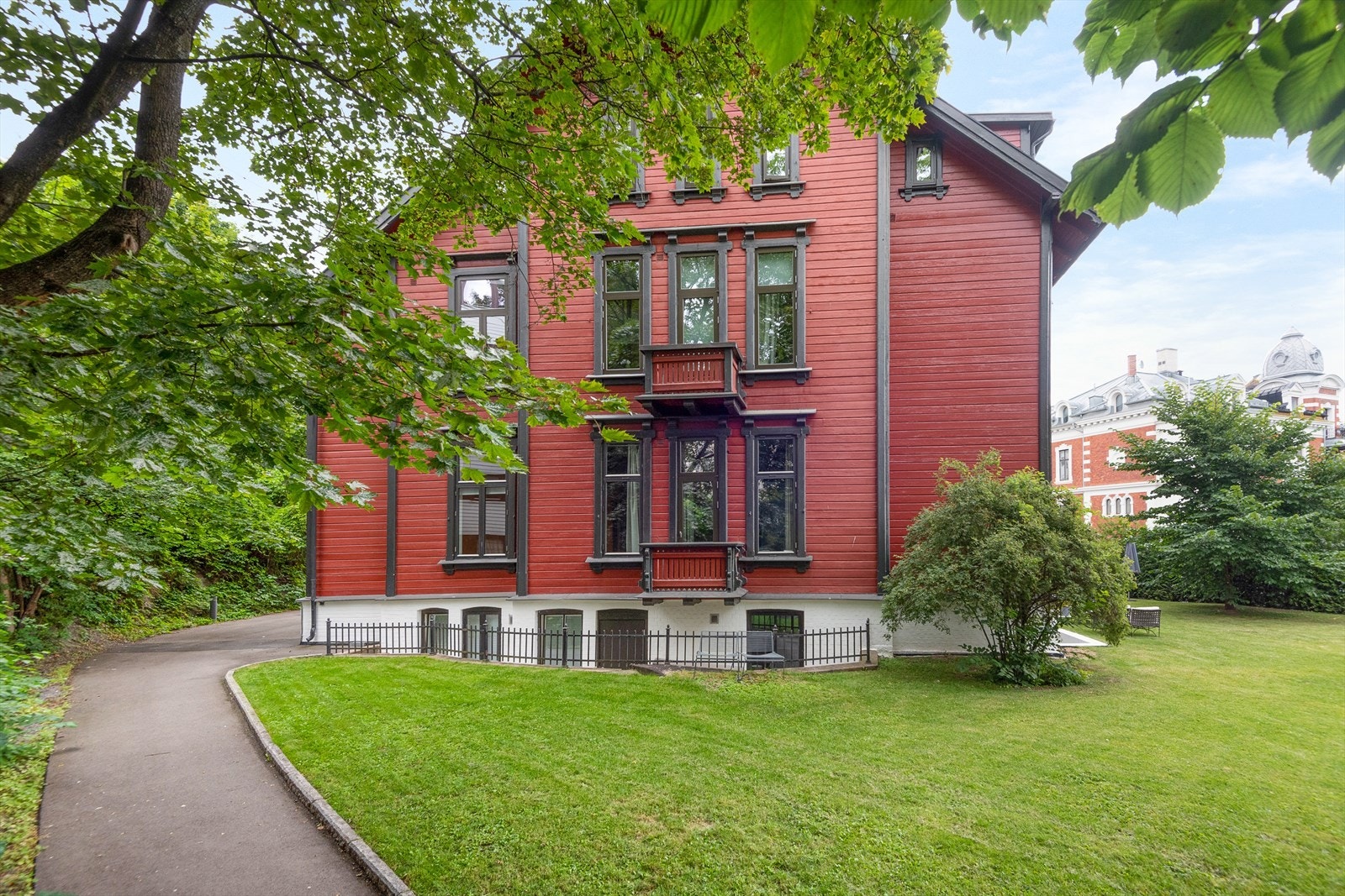 Representativ tomt i grønne omgivelser Galleribilde