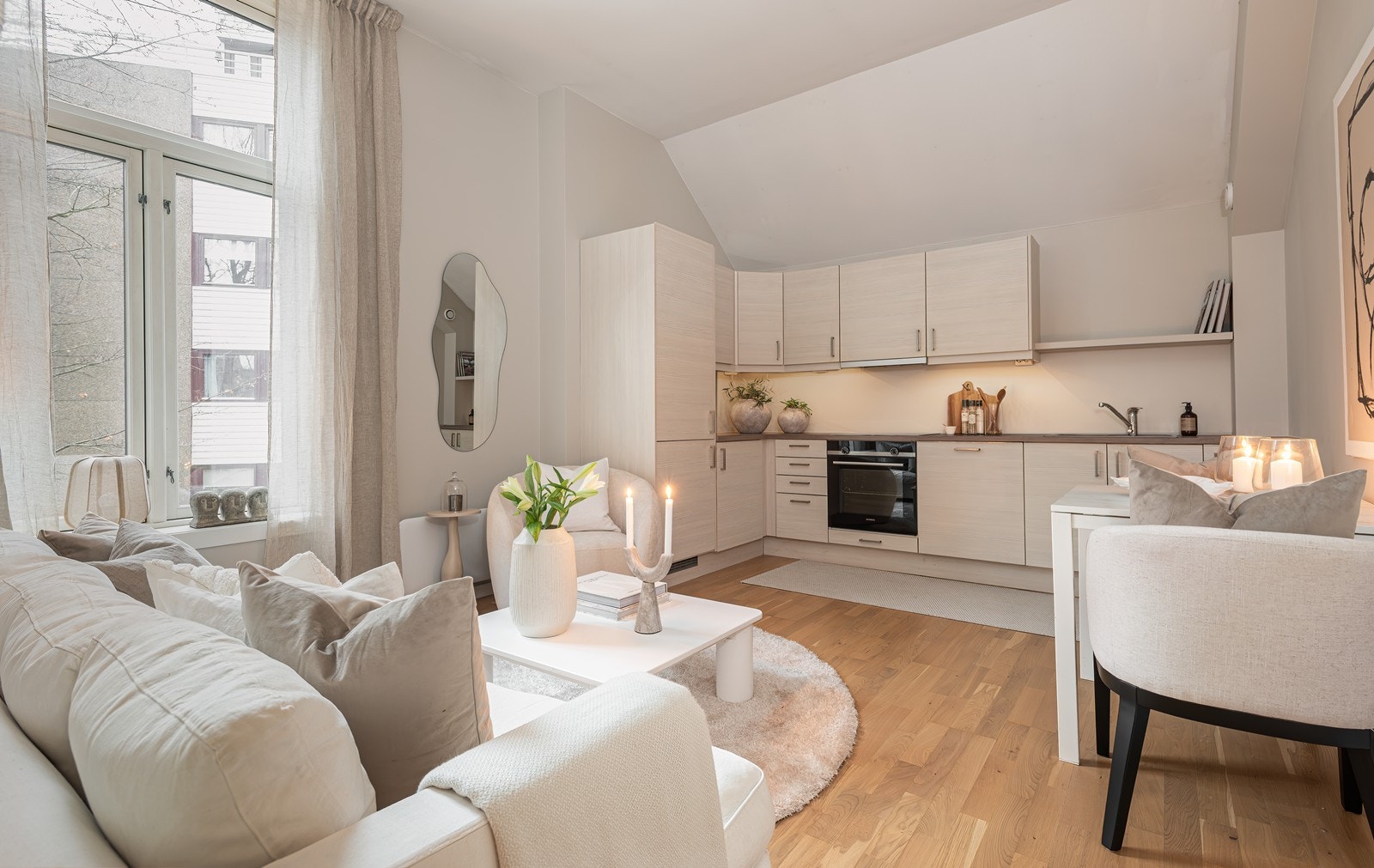 Leiligheten har en romslig planløsning med åpen stue-/kjøkkenløsning og generøs takhøyde på 3 meter Galleribilde