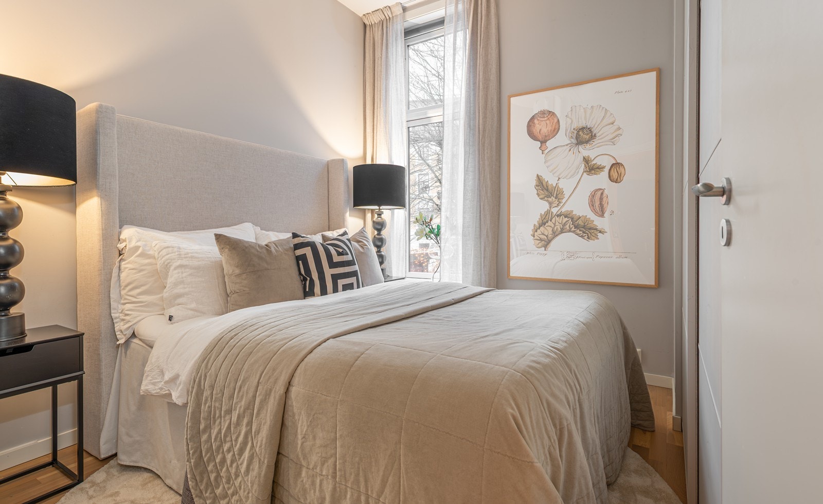 Hovedsoverom med plass til dobbeltseng. Skjermet beliggenhet mot hage Galleribilde