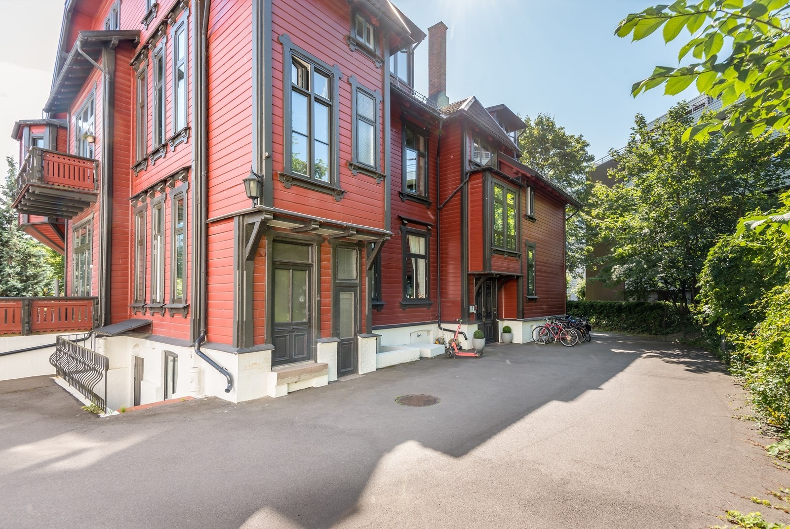 Hyggelig inngangsparti med sykkelparkering i opparbeidet gårdsrom Galleribilde