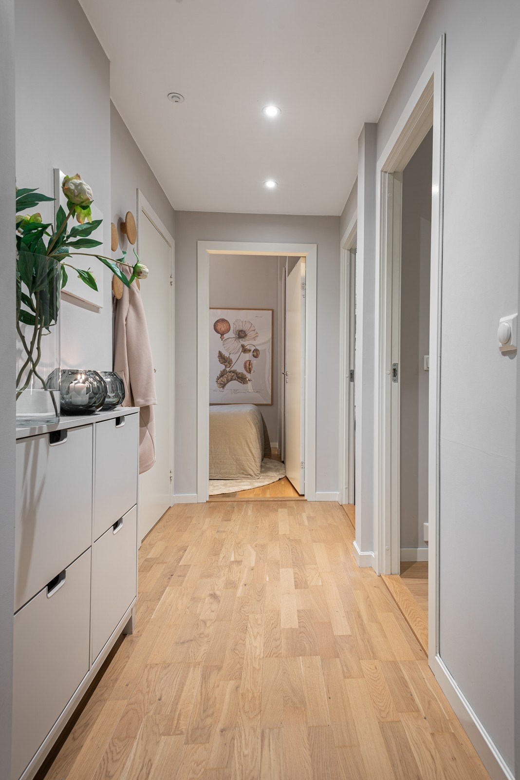 Fra gangen er det inngang til leilighetens 2 soverom samt bad Galleribilde