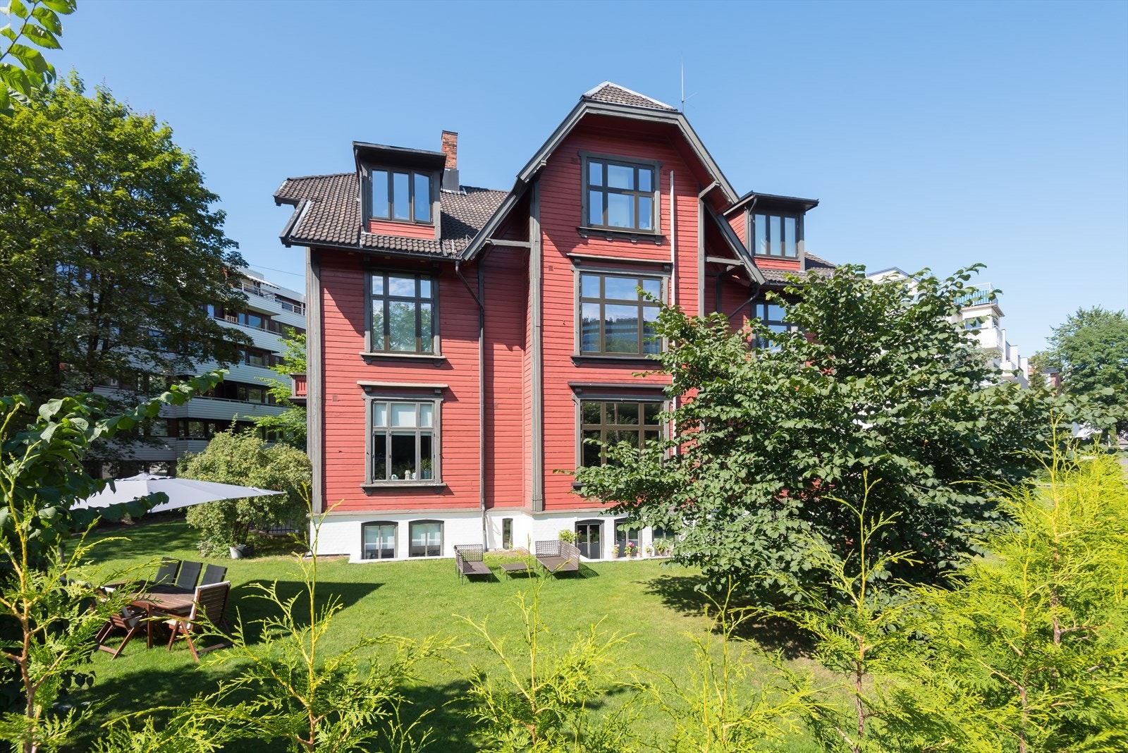 Idyllisk og solrik hage rett utenfor inngangsdøren og sentral beliggenhet med alt Oslo vest har å tilby innenfor kort gange Galleribilde