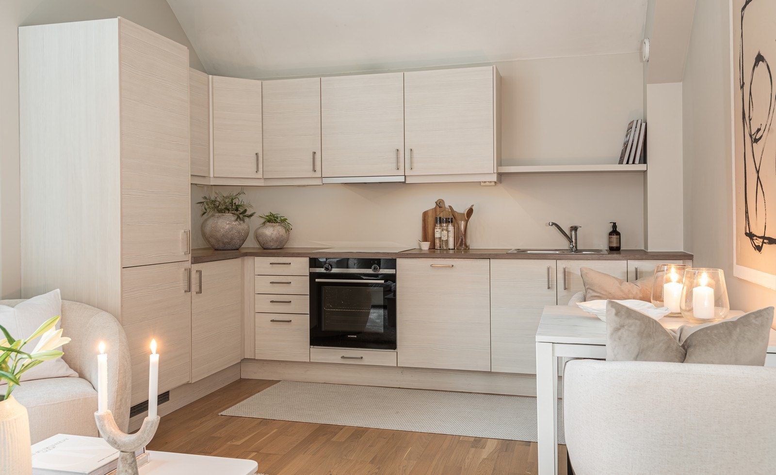 Moderne kjøkken med integrerte hvitevarer av god kvalitet Galleribilde