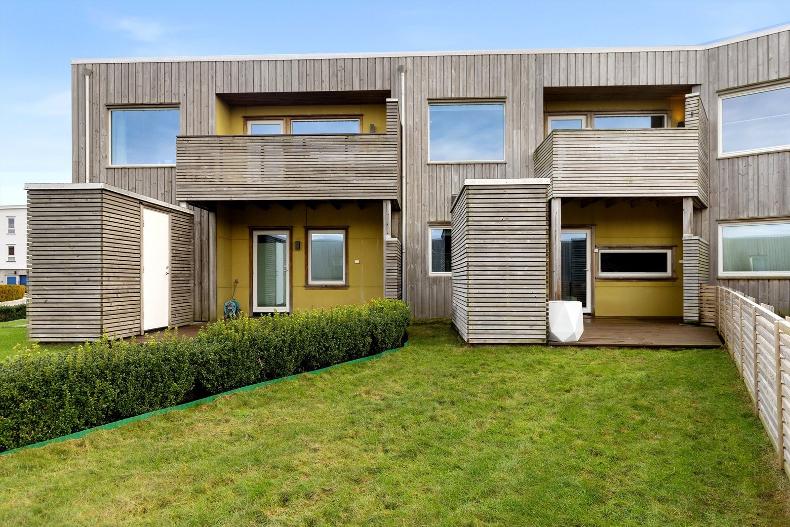 Solrik markterrasse med hyggelig hage - perfekt for avslapning og utendørs samvær. Galleribilde