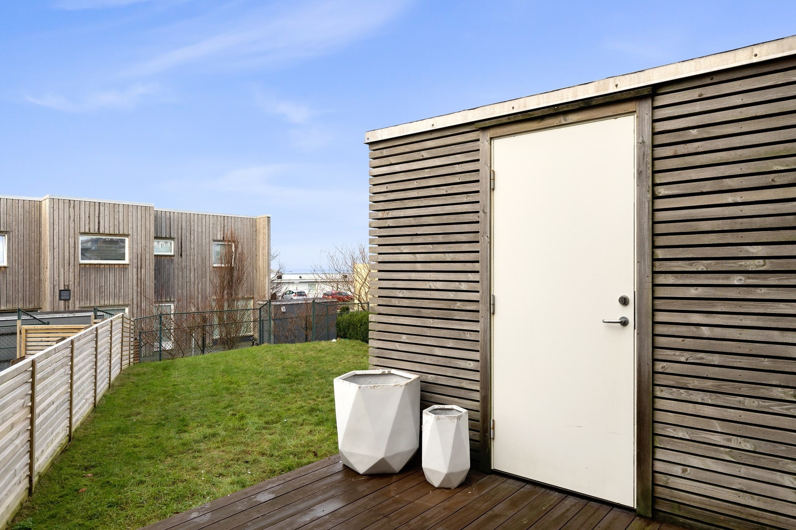 Romslig utvendig bod som gir ekstra oppbevaringsplass utenfor boligen. Galleribilde