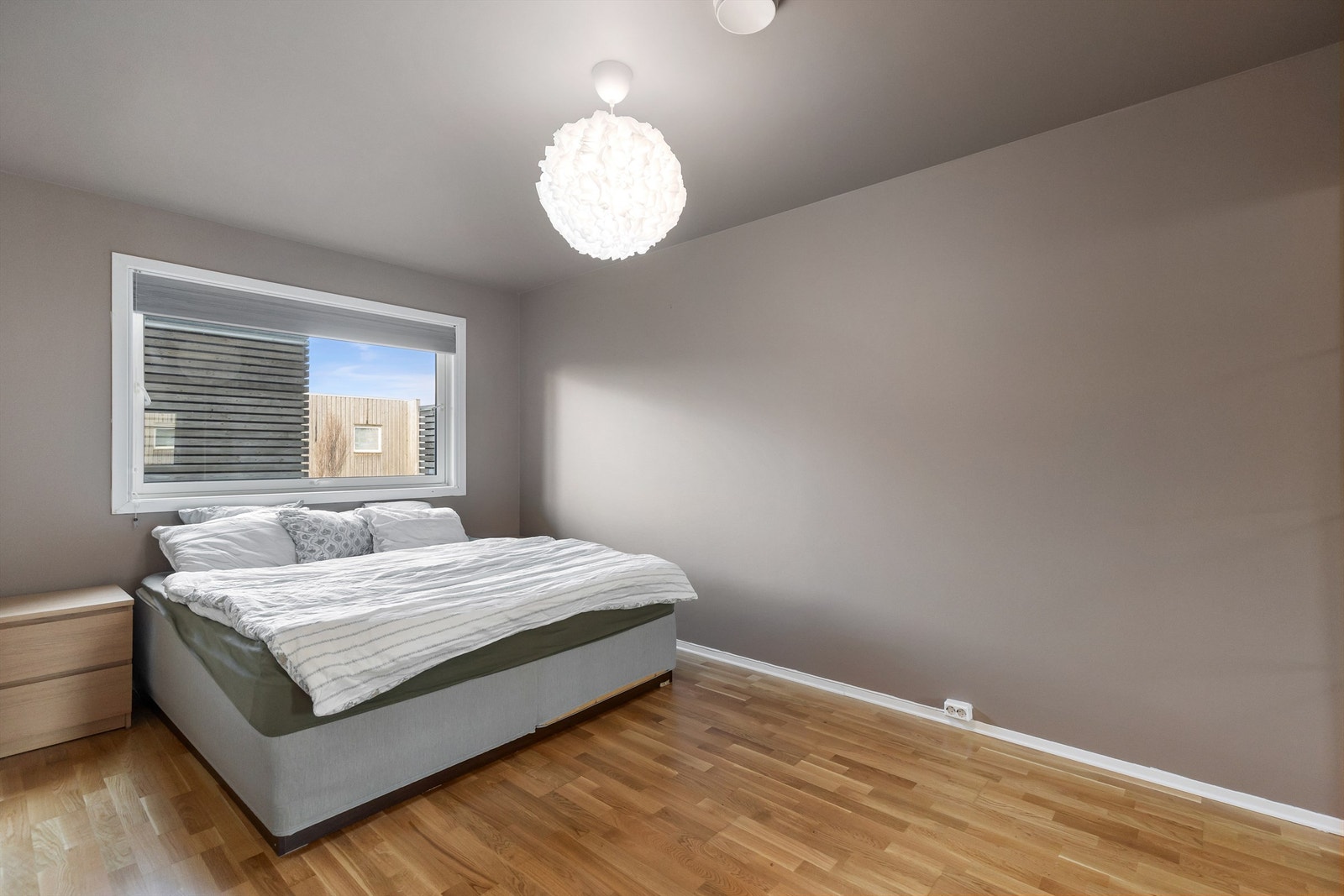 Hovedsoverom av god størrelse med plass til stor seng og garderobeløsning. Galleribilde