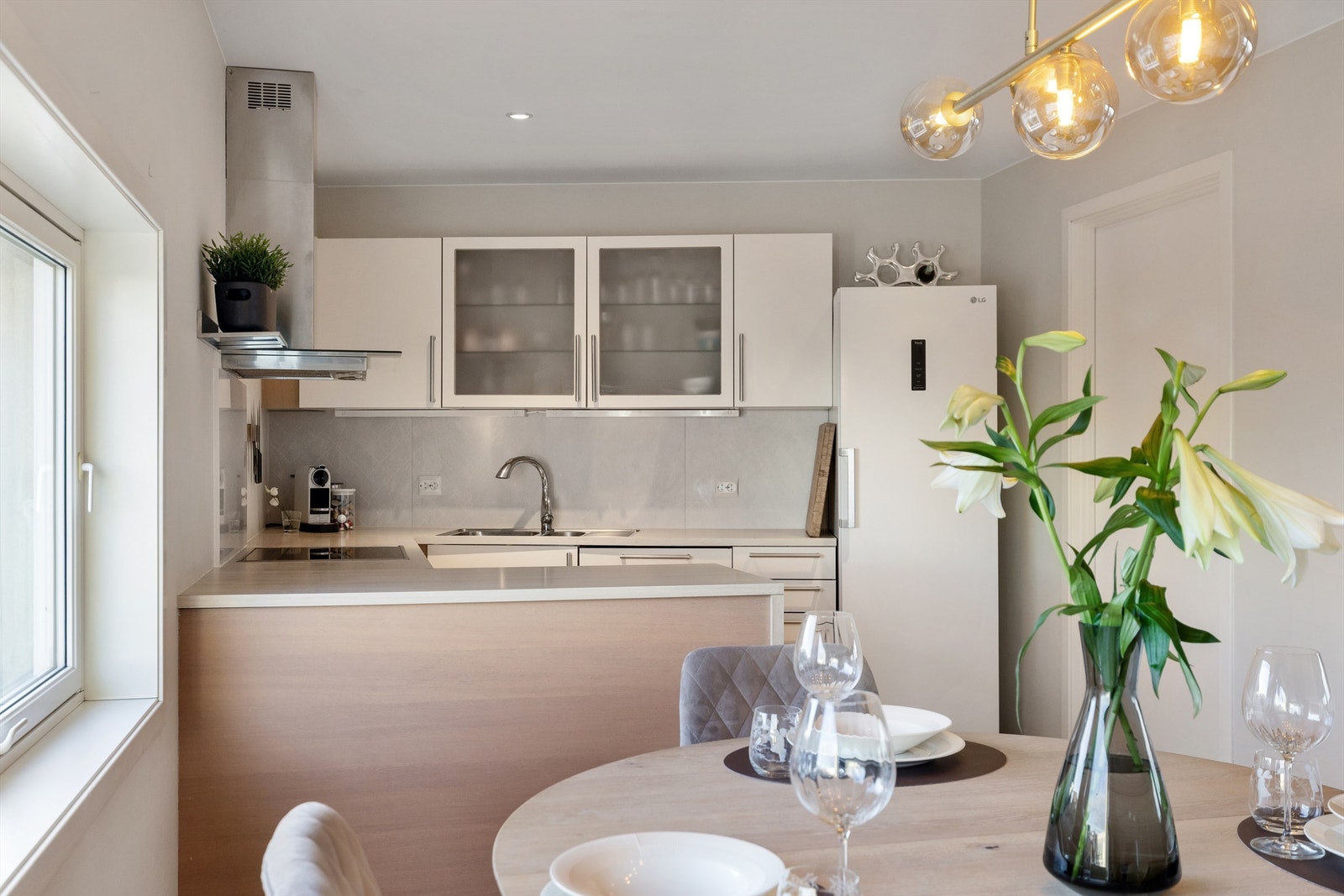 Åpent og praktisk kjøkken med gjennomtenkt layout og lys innredning. Galleribilde