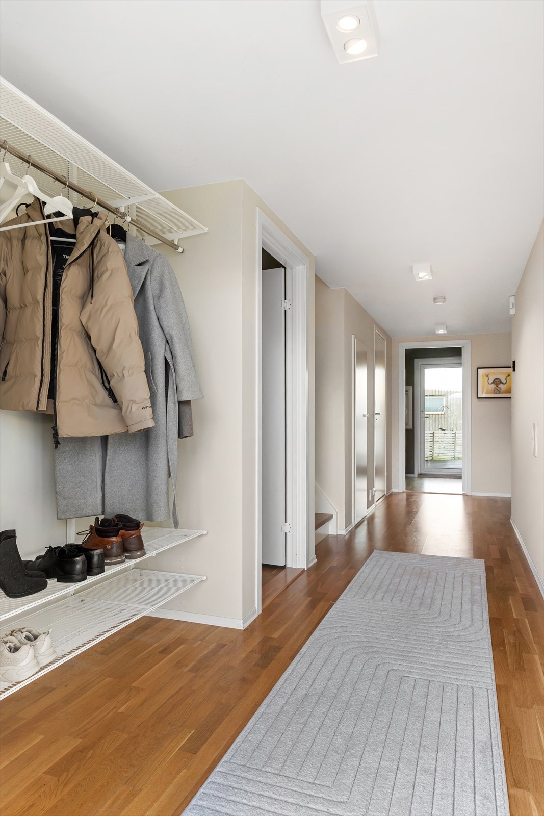 Romslig entre med god plass til yttertøy - en innbydende start på dette flotte rekkehyuset. Galleribilde