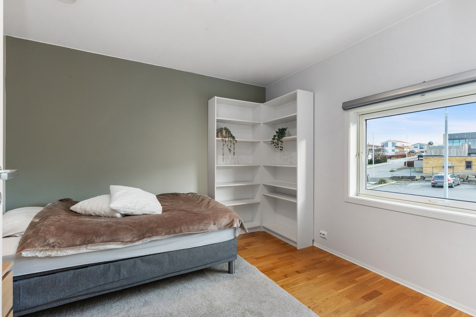 Soverom i andre etasje med godt lysinnslipp, god plass til seng og garderobeløsning, og rolig utsikt mot omgivelsene. Galleribilde