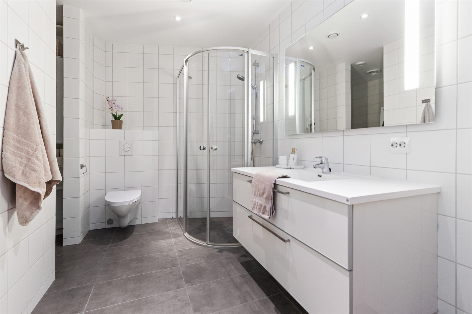 Flislagt bad i 1. etasje med praktisk innhugg til vaskemaskin og oppbevaring. Galleribilde