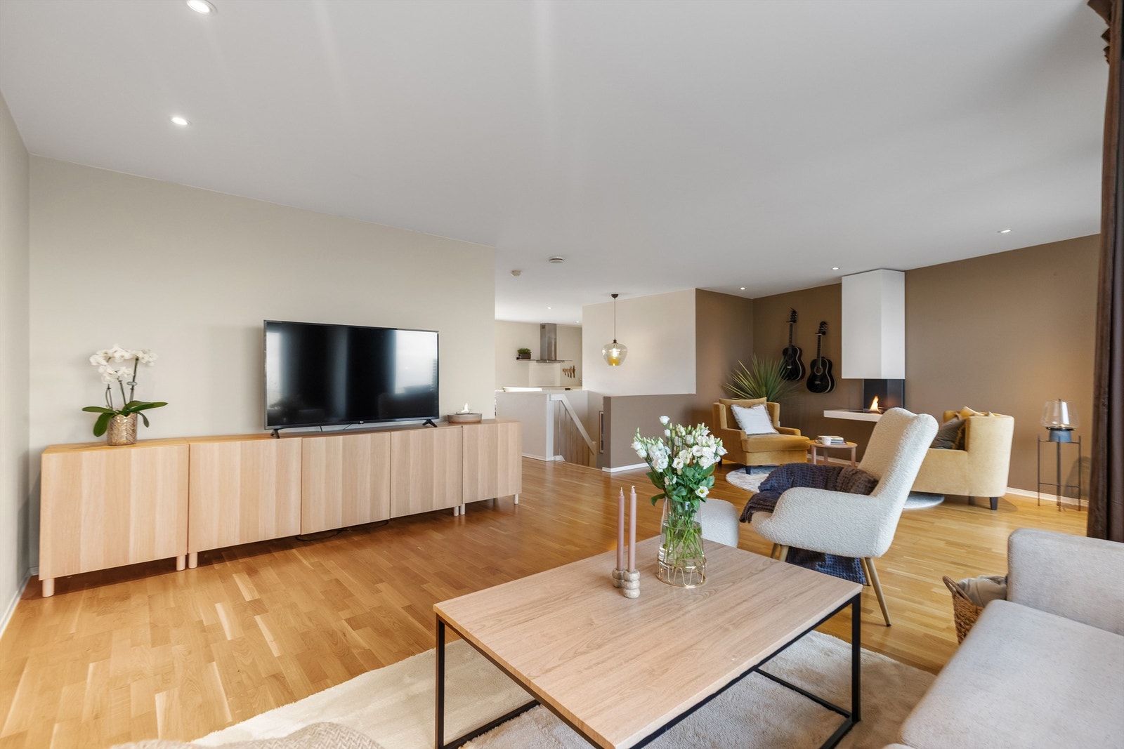 Delvis åpen stue- og kjøkkenløsning med romslige oppholdsarealer og naturlige soneinndelinger som gir en luftig og funksjonell planløsning. Galleribilde