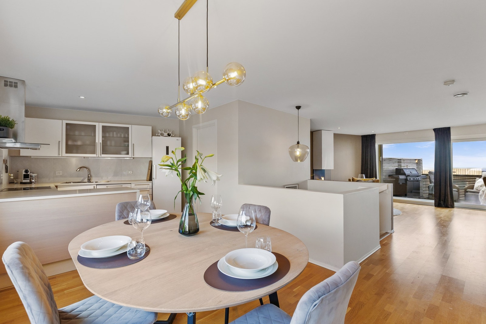 Innbydende kjøkken med spiseplass som gir rom for både hverdag og selskap. Galleribilde