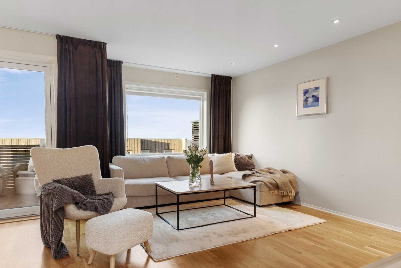 Stuen har også en romslig sofakrok og direkte utgang til solrik balkong med flott sjøutsikt. Galleribilde