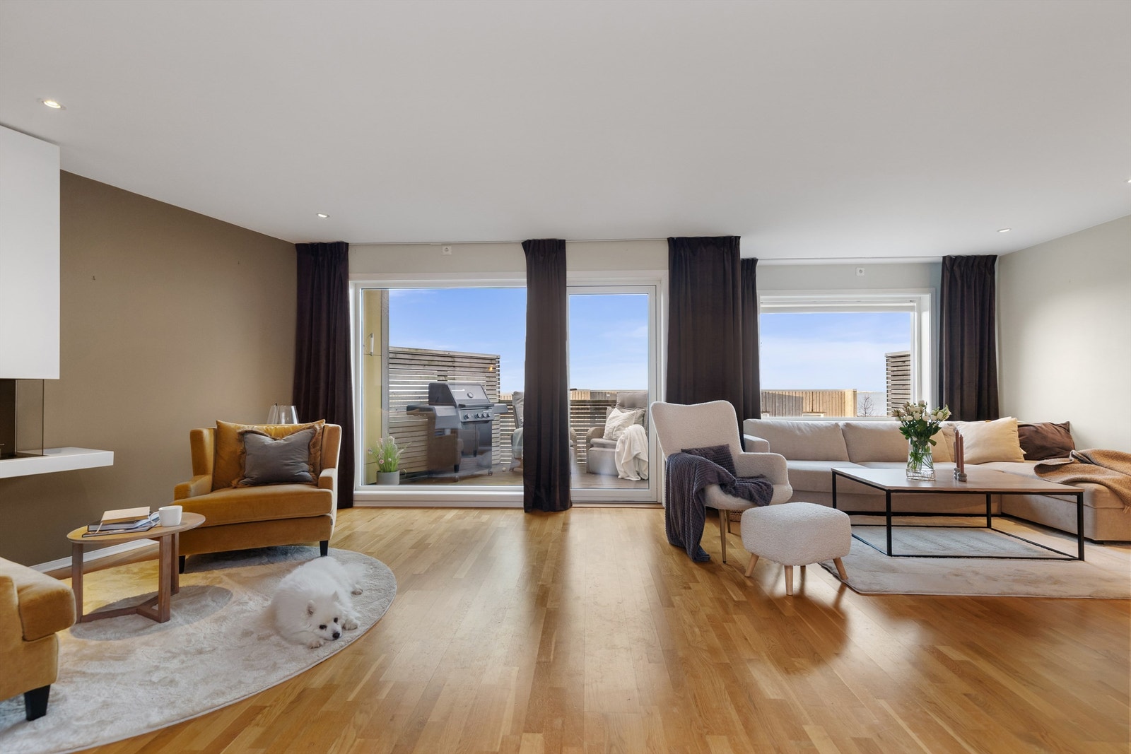 Lys og innbydende stue med store vindusflater som gir rikelig med naturlig sollys. Galleribilde