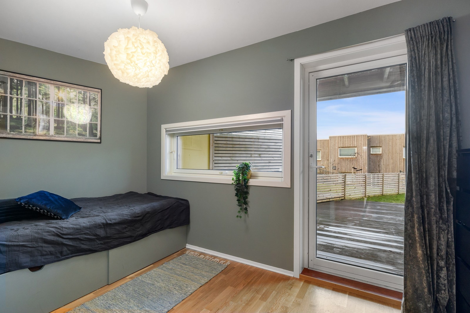Soverom i 1. etasje med god plass til seng og direkte utgang til markterrasse med solrike forhold. Galleribilde