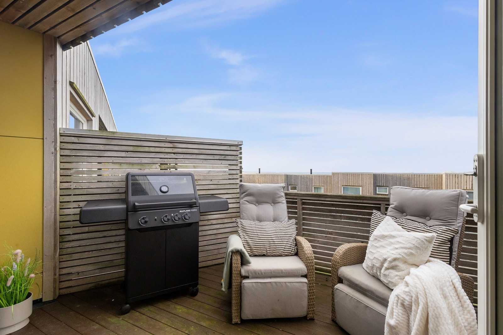 Balkong av god størrelse med plass til både grill og loungemøbler. Galleribilde