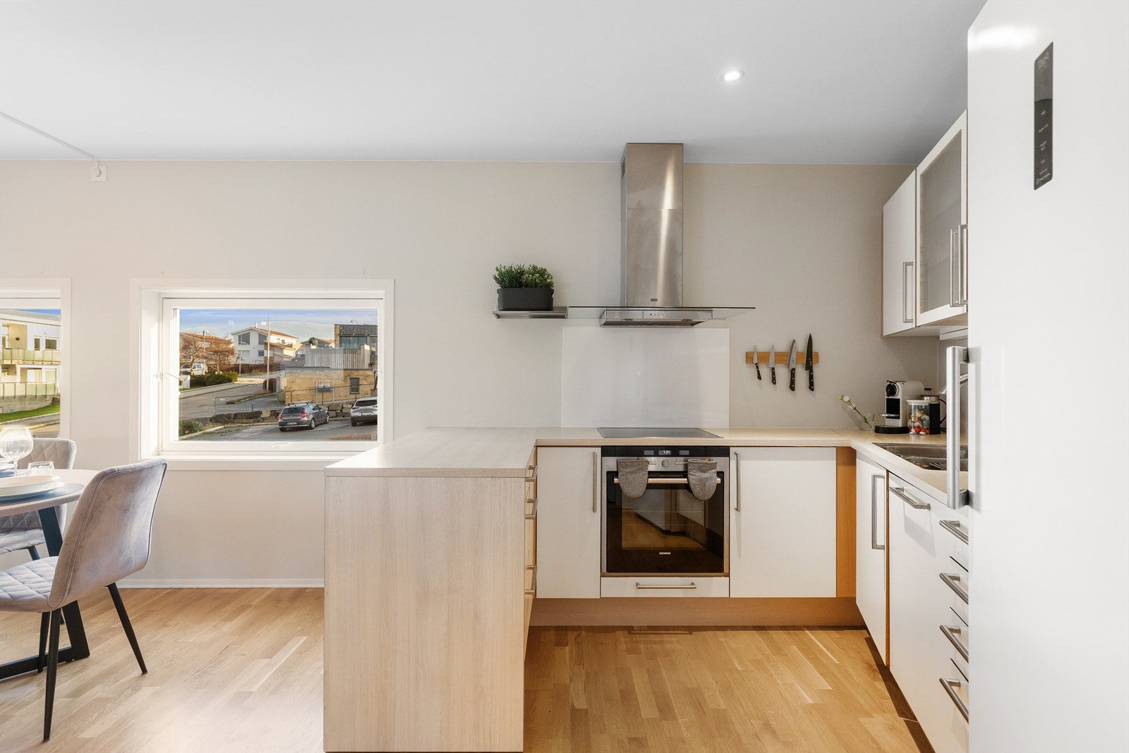 Bak kjøkkenet finner du en romslig kjøkkenbod som gir ekstra lagringsplass og oversiktlig organisering. Galleribilde