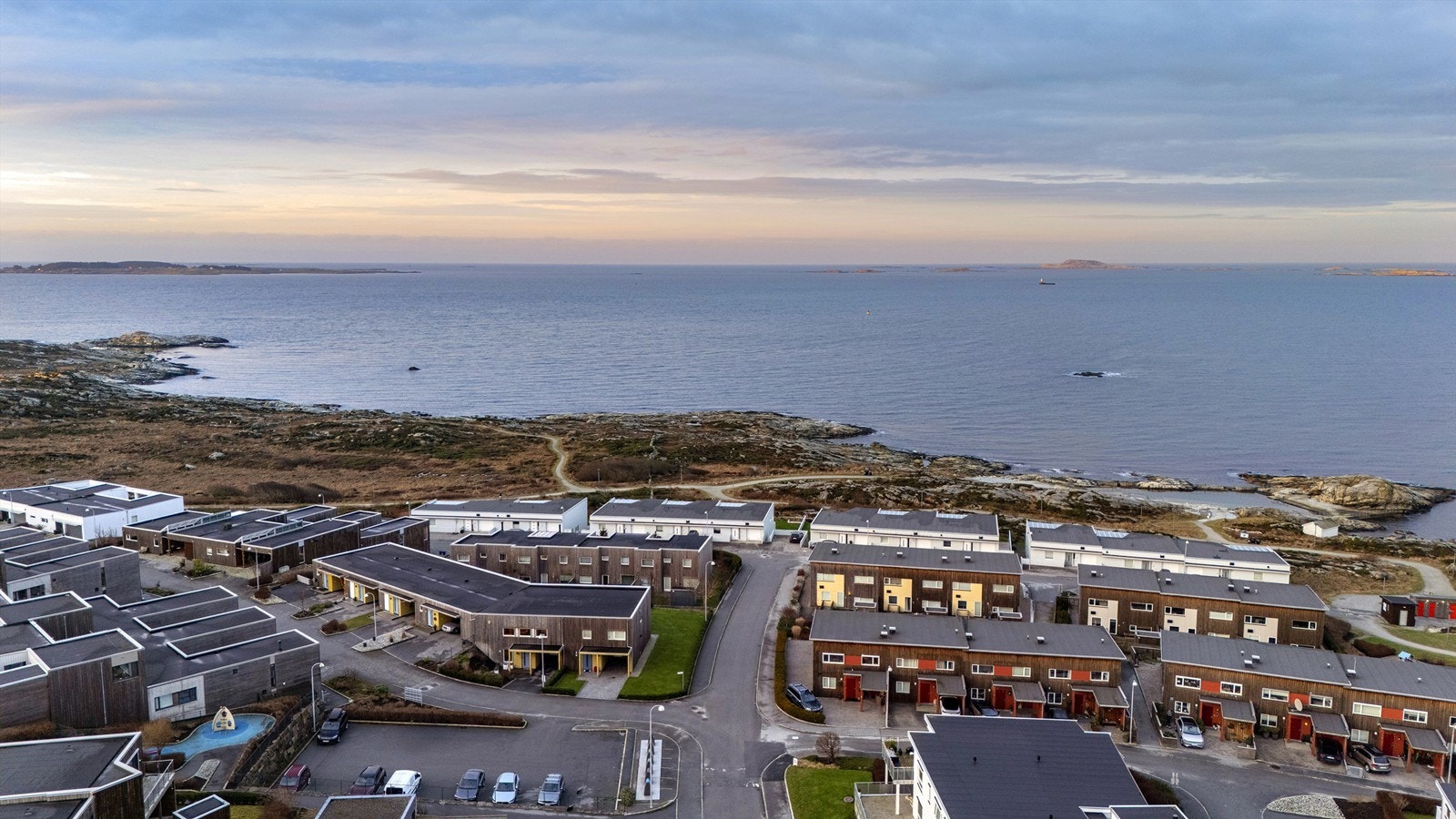 Rekkehuset er beliggende i et veletablert og attraktivt boligområde på Tananger. Galleribilde