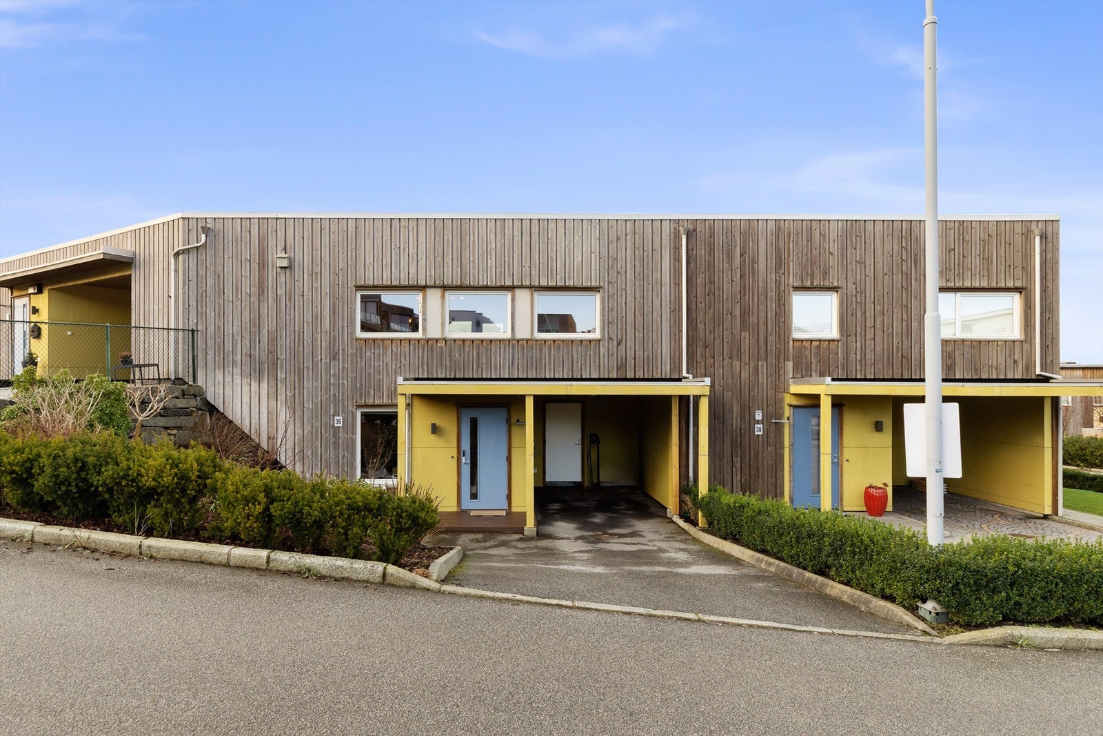 Den sentrale beliggenheten gir huset både oversikt og lune uteplasser, mens gårdsplassen foran er asfaltert og parkering i carport. Galleribilde