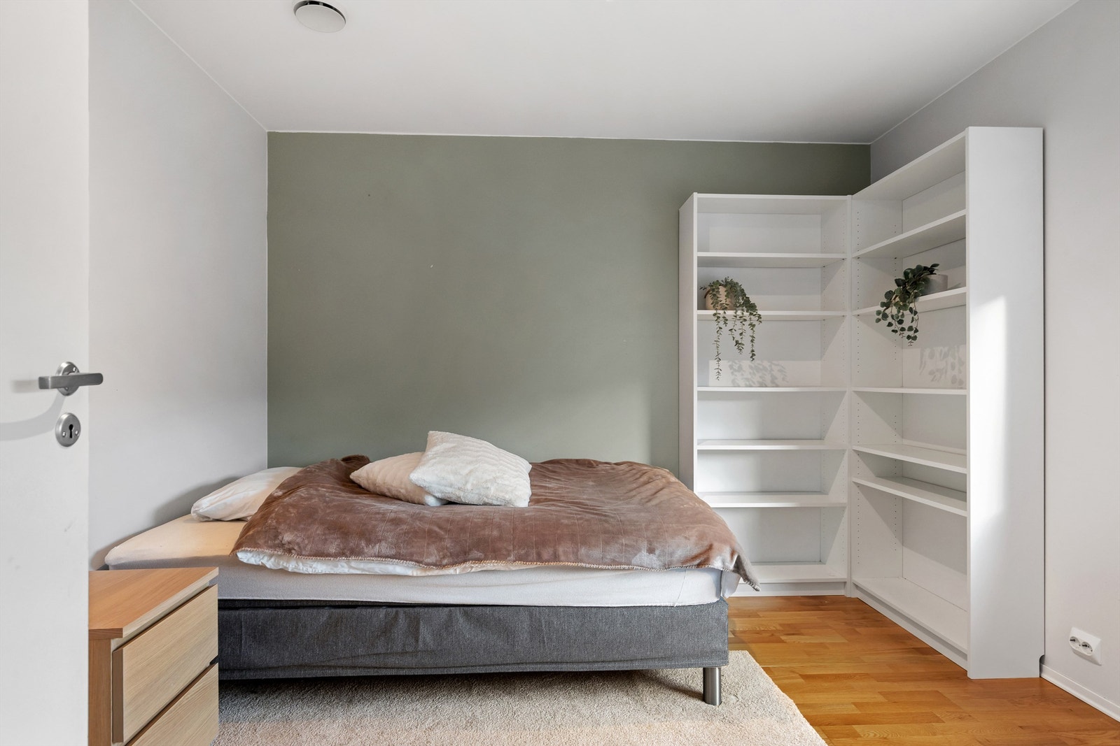 Boligen har totalt fire fine soverom, med ett i andre etasje og tre i første etasje. Galleribilde