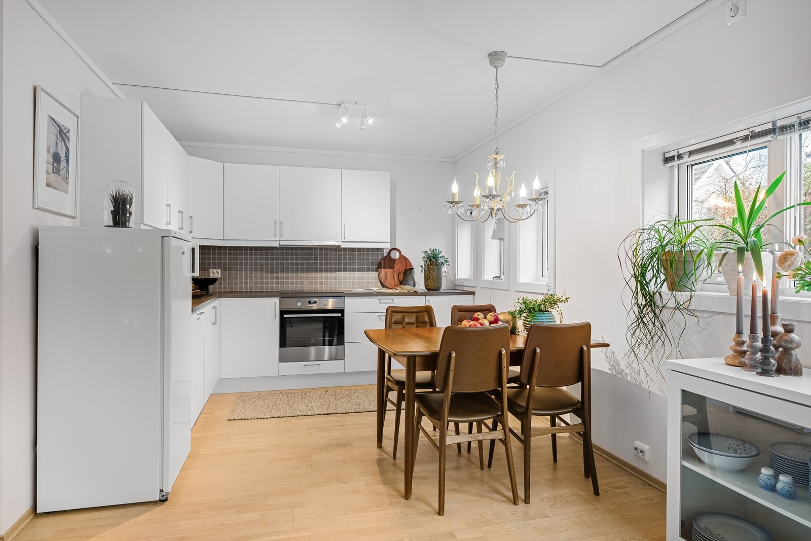 Kjøkkenet har slette hvite fronter med god skap- og benkeplass. Det inneholder integrerte hvitevarer som stekeovn, platetopp, samt oppvaskmaskin. Det er forøvrig plass til kjøleskap som medfølger. Galleribilde