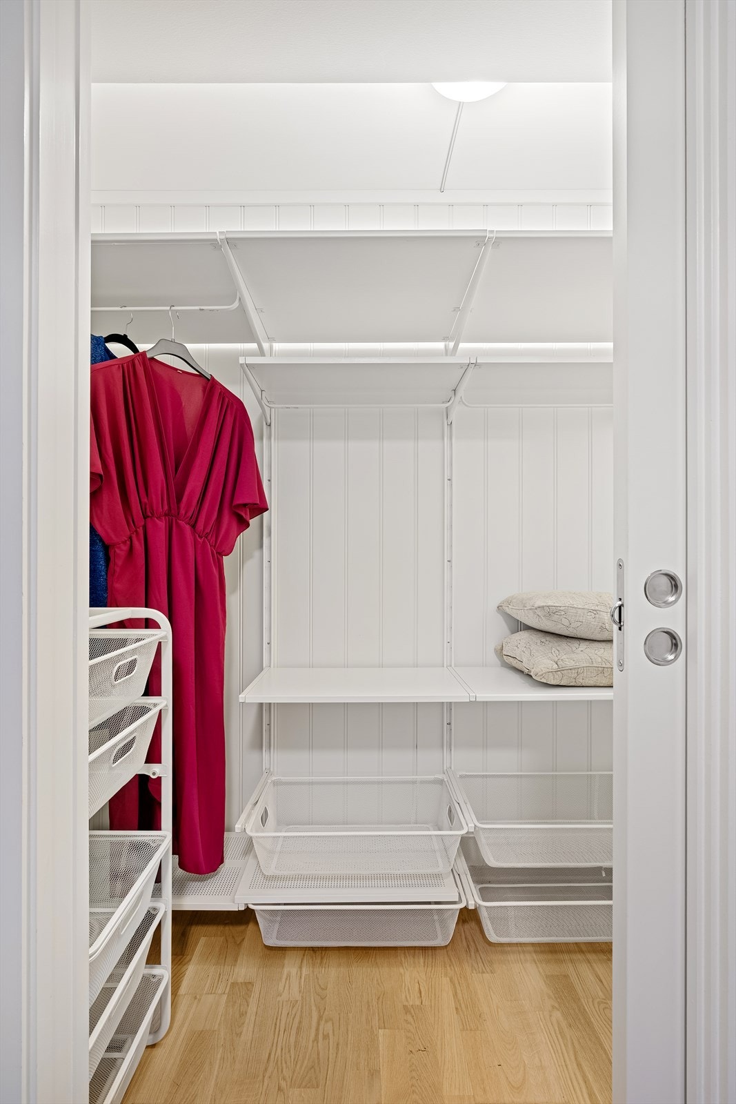 I walk-in garderoben er det satt opp innredning med oppheng, hyller og kurver. Du finner også ventilasjonsanlegget her, hvor det er enkelt å skifte filter. Galleribilde