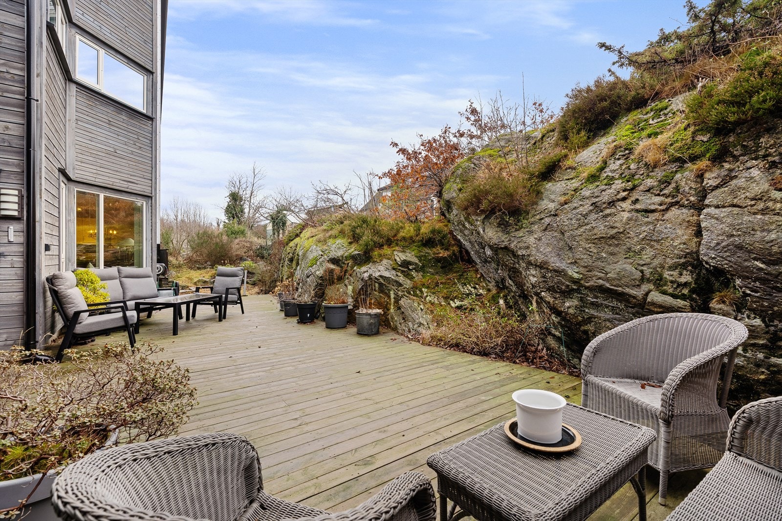 Her sitter du skjermet for innsyn og lunt til bak fjellet. Her har du gode solforhold gjennom dagen. Galleribilde