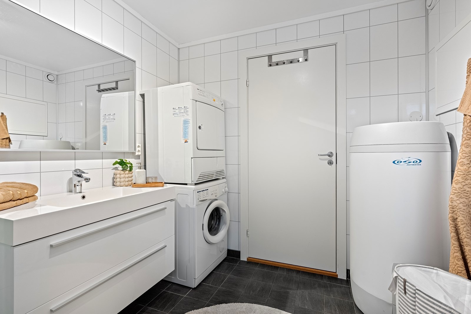 Da leiligheten er en endeleilighet er det lagt opp til et ekstra vindu på dette badet, sammenlignet med andre leiligheter i nabolaget. Det er forøvrig også balansert ventilasjonsanlegg og rør-i-rør opplegg. Galleribilde