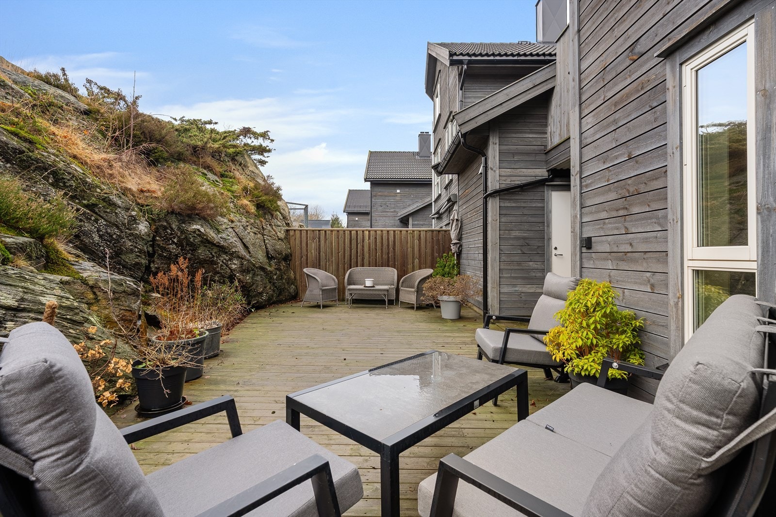 Flytter du hit bor du innerst i blindvei, sentralt midt på Flekkerøy. Fra leiligheten har du kort gangavstand til dagligvarebutikk, kollektivtransport, samt til skole, gå- og turområder med svaberg og badeplasser ytterst på Sildenestangen. Galleribilde