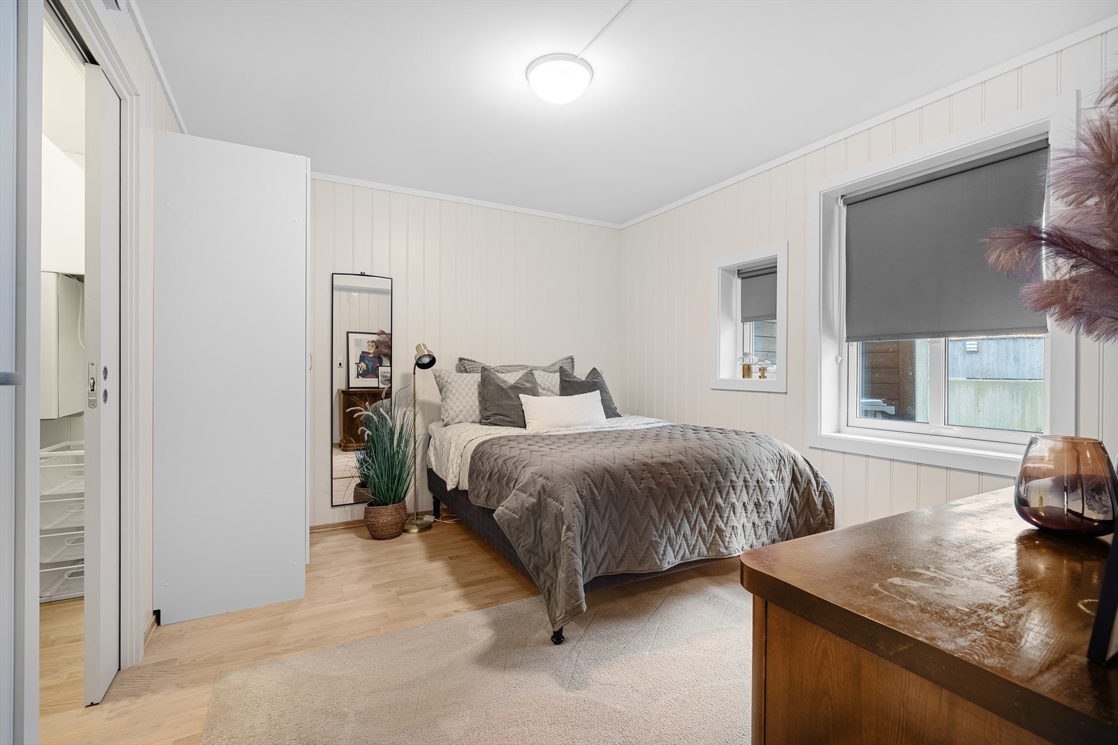 Leiligheten inneholder 2 soverom, hvorav begge er av god størrelse. Hovedsoverommet har plass til en dobbeltseng, garderobeløsning, samt at du har tilkomst til en walk-in garderobe/teknisk rom. Galleribilde