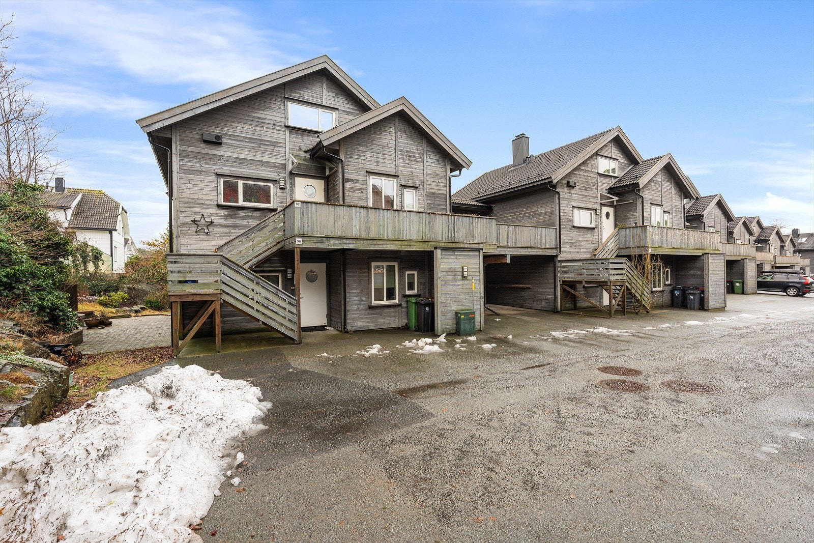 Aktuell leilighet ligger innerst i blindvei i byggets 1.etg. Her er alt lagt til rette som trappefri adkomst, parkering i carport, gjesteparkeringsplasser i gaten, samt avsatt plass til søppeldunker under halvtak. Galleribilde