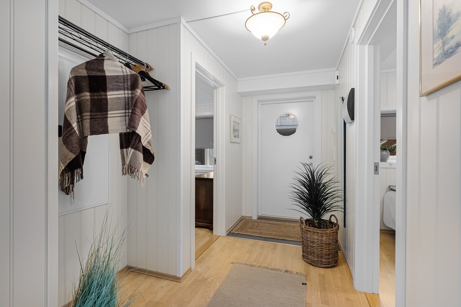 Velkommen inn! Leiligheten er gjennomgående lys og innbydende med gjennomgående parkettgulv i de fleste rom (foruten i entre og på bad hvor det er flislagt), samt ellers lysmalte overflater på veggpanel og i himling. Galleribilde