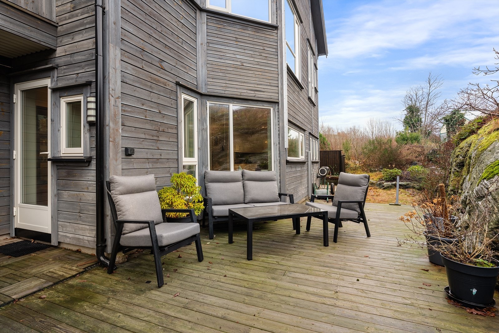 I enden av terrassen er det et mindre gressområde, samt utekran. Det er også lagt opp til utvendig belysning, samt utvendig stikkontakt. Galleribilde