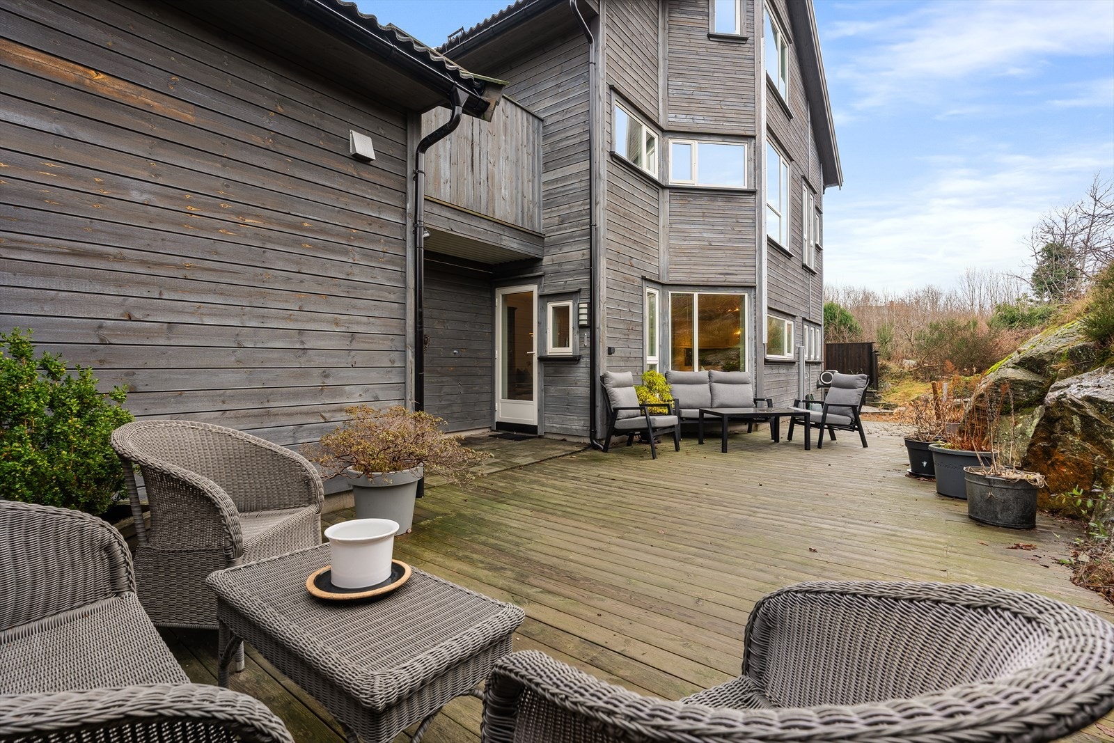 Leiligheten kan friste med en flott opparbeidet uteplass med terrassedekke, målt til ca 47 kvm. I tillegg medfølger det parkering i carport med tilhørende bod. Fra carporten er det dør direkte via bod, og videre ut til denne uteplassen. Galleribilde