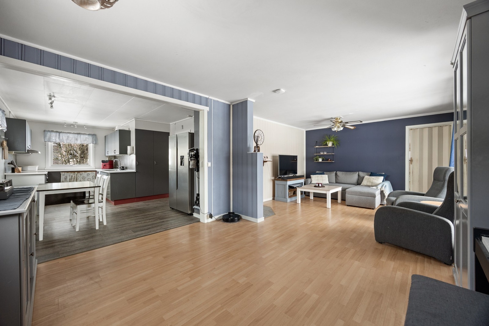 Stue, spisestue og kjøkken måler til sammen ca 44 kvm. Galleribilde