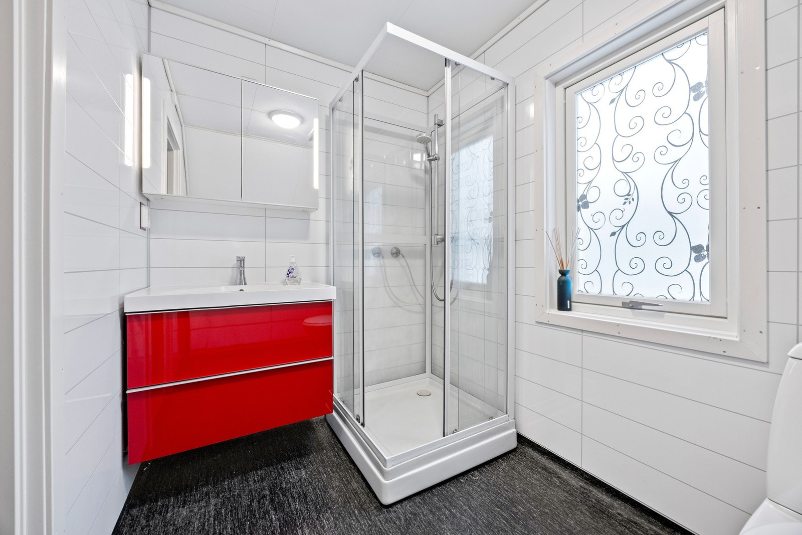 Utstyrt med servantskap, dusjkabinett og toalett Galleribilde