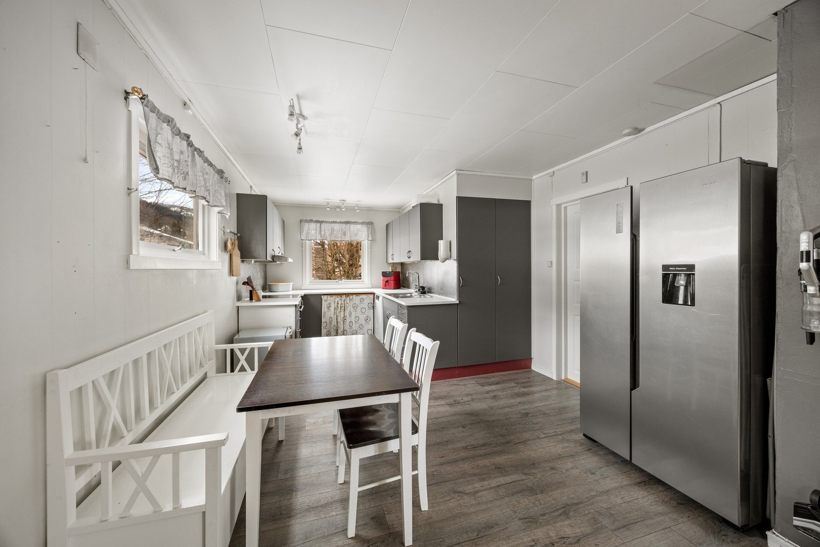 Romslig kjøkken med plass til spisegruppe Galleribilde